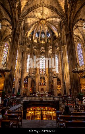Inside Barcelona's famous gothic cathedral Stock Photo - Alamy