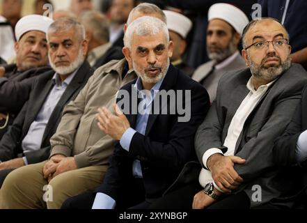 Gaza, Palestine. 30 April 2022. Yahya Al-Sinwar, the head of the Islamic Resistance Movement of Hamas attends a meeting with other politicians, military officials, and academics, in Gaza City. During the meeting Sinwar spoke about the ongoing Israeli occupation, the recent attacks at the Al Aqsa Mosque by Israeli forces, and Knesset member Mansour Abbas Stock Photo