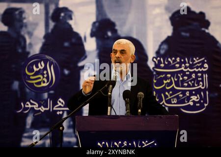 Gaza, Palestine. 30 April 2022. Yahya Al-Sinwar, the head of the Islamic Resistance Movement of Hamas attends a meeting with other politicians, military officials, and academics, in Gaza City. During the meeting Sinwar spoke about the ongoing Israeli occupation, the recent attacks at the Al Aqsa Mosque by Israeli forces, and Knesset member Mansour Abbas Stock Photo