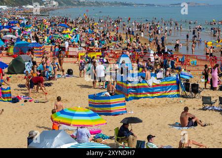 Bournemouth, Dorset, UK. 30th August 2024. UK weather: warm and sunny as crowds flock to Bournemouth beach to watch the Bournemouth Air Festival. Credit: Carolyn Jenkins/Alamy Live News Stock Photo