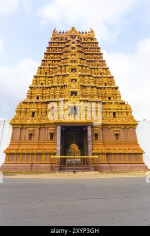 Centered front of the Golden Entrance gopuram tower, Swarna Vaasal, of the Nallur Kandaswamy Kovil Hindu Temple along the main road in Jaffna, Sri Lan Stock Photo