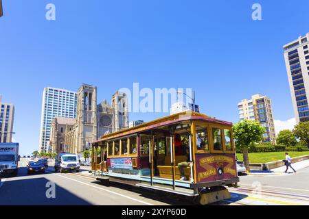 San Francisco, USA, May 20, 2016: Cable car rolls down California Street in front of Grace Cathedral on top of Nob Hill. Horizontal with wide angle di Stock Photo