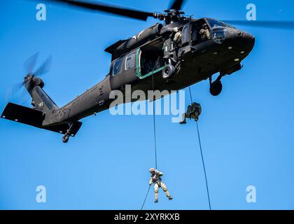 Members of the 1st Battalion, 279th Infantry Regiment, 45th Infantry Brigade Combat Team, Oklahoma Army National Guard conduct rappel training at Camp Gruber Training Center, Oklahoma, Aug. 17, 2024. (Oklahoma National Guard photo by Anthony Jones) Stock Photo