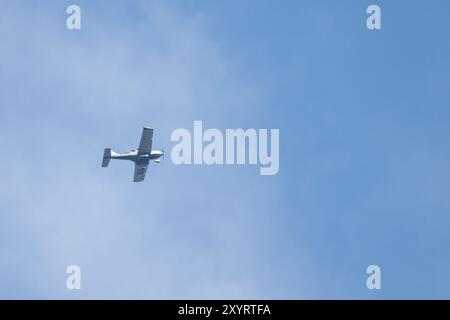 , Deutschland, 30.08.2024,  Ein kleines Propellerflugzeug mit der Kennung D-EBPZ fliegt hoch am blauen Himmel. Die Aufnahme zeigt das Flugzeug aus der Stock Photo