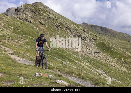 Mountain biker on the ridge path from Pischa to Huereli, Flueela Pass, Graubuenden, Switzerland, Europe Stock Photo