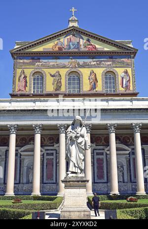 Statue of St Paul in front of the basilica facade Stock Photo