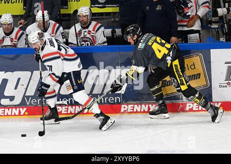 Colton Jobke (Iserlohn Roosters, 77) auf der Bande lehnend / Portrait