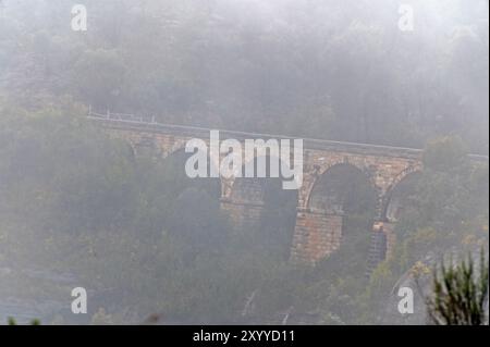 The viaduct on the 7 km long historic Lithgow Zig Zag railway line winds its way along steep cliffs, connecting Clarence station, a small town of Clar Stock Photo