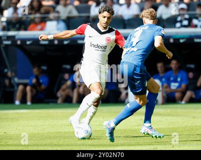 Frankfurt Am Main, Deutschland. 31st Aug, 2024. Omar Marmoush (Eintracht Frankfurt, 7) am Ball im Duell mit Tim Drexler (TSG Hoffenheim, 4). 31.08.2024, Fussball, 1. Bundesliga, Eintracht Frankfurt - TSG Hoffenheim, GER, Frankfurt am Main, Deutsche Bank Park, DFL REGULATIONS PROHIBIT ANY USE OF PHOTOGRAPHS AS IMAGE SEQUENCES AND/OR QUASI-VIDEO. Credit: dpa/Alamy Live News Stock Photo