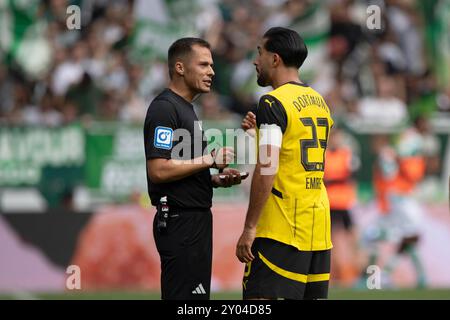 referee Robert HARTMANN in conversation with Emre CAN (DO) Soccer 1st Bundesliga, 2nd matchday, SV Werder Bremen (HB) - Borussia Dortmund (DO) 0:0 on August 31st, 2024 in Bremen/Germany. DFL regulations prohibit any use of photographs as image sequences and/or quasi-video Stock Photo