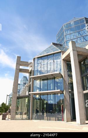 Ottawa, Canada, August 08, 2008: National Gallery of Canada in Ottawa. This modern glass and granite building by architect Moshe Safdie houses the mus Stock Photo