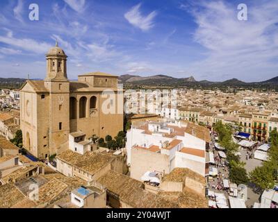 Vista aerea del pueblo de Llucmajor y la iglesia parroquial de Sant Miquel, Llucmajor, Mallorca, balearic islands, spain Stock Photo