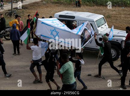 Gaza, Palestine. 18 May 2023. A coffin with a picture of Israeli minister of National Security Itamar Ben-Gvir is carried during a Palestinian Flag march on the east of Gaza City, near the border with Israel. Palestinians organised the rally in protest to the far-right Israeli flag march in East Jerusalem. Clashes occurred between Palestinians closed to the fence and the Israeli army on the other side, resulting in some Palestinians being injured Stock Photo