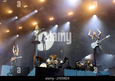 Gustav Schäfer von Tokio Hotel live bei einem Konzert von The Tour 2025 ...