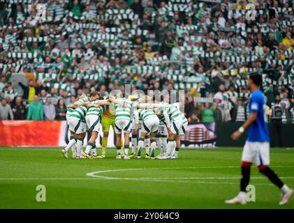 Celtic huddle before the William Hill Premiership match at Tannadice ...