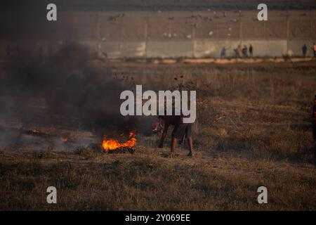 Gaza Strip, Palestine. September 18, 2023. Young children near the Gaza-Israel fence during clashes between Palestinian protesters and Israeli forces east of Gaza City. Palestinians protested against the ongoing deadly Israeli raids in the West Bank Stock Photo