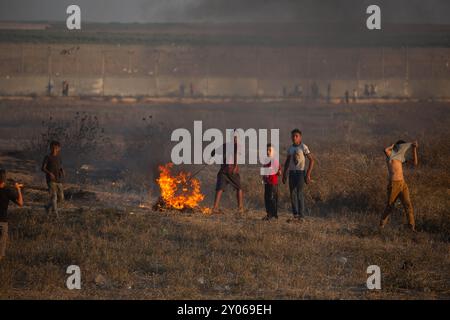 Gaza Strip, Palestine. September 18, 2023. Young children near the Gaza-Israel fence during clashes between Palestinian protesters and Israeli forces east of Gaza City. Palestinians protested against the ongoing deadly Israeli raids in the West Bank Stock Photo