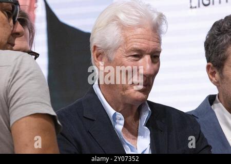 News - Cartier Masterclass: The Art And Craft Of Cinema With Richard Gere - The 81st Venice International Film Festival Richard Gere speaks on stage at the Cartier Masteclass: The Art and Craft of Cinama during the 81st Venice International Film Festival on September 01, 2024 in Venice, Italy. Photo: Cinzia Camela. Lido di Venezia Tennis Club Lido di Venezia Italy Copyright: xCinziaxCamelax/xLiveMediax LPN 1498296 Stock Photo