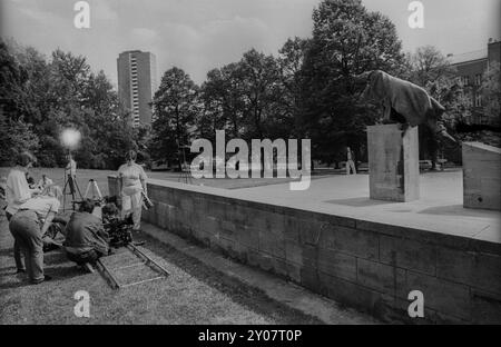 Germany, Berlin, 26 June 1991, filming at the Spartacus Monument in Volkspark Friedrichshain, directed by Gabriele Denecke, GDR television, Europe Stock Photo