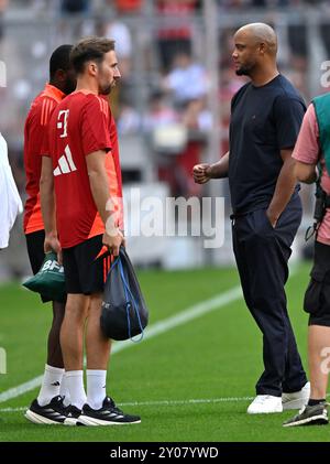 Trainer Coach Vincent Kompany FC Bayern Muenchen FCB am Spielfeldrand Gestik Geste FC Bayern