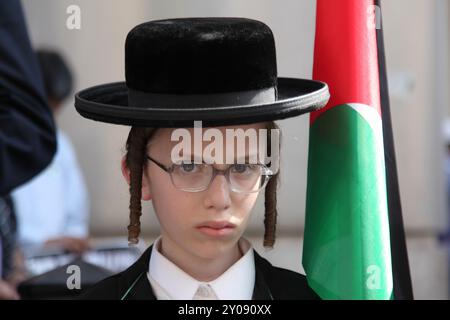 The Neturei Karta is a religious group of Haredi Jews perceiving themselves as the “true Jews”. They oppose Zionism and the state of Israel as they believe that Jews are forbidden to have their own state prior to the coming of the Jewish messiah Stock Photo