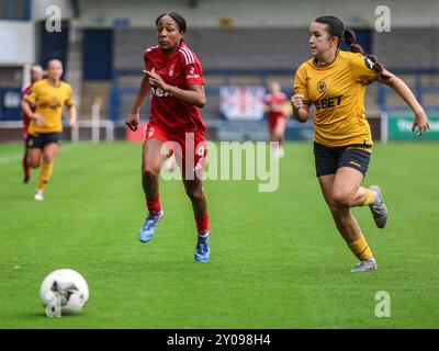 Telford, UK. 01st Sep, 2024. Telford, England, September 1st 2024: Abbi Jenner (27 Wolverhampton Wanderers) races Melissa Johnson (9 Nottingham Forest) to the ball during the FA Womens National League game between Wolverhampton Wanderers and Nottingham Forest at the SEAH Stadium in Telford, England (Natalie Mincher/SPP) Credit: SPP Sport Press Photo. /Alamy Live News Stock Photo