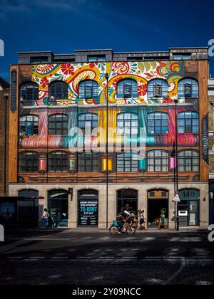 Spitalfields Silk building at 150 Commercial Street London. Building decorated by Global Street Art. Stock Photo