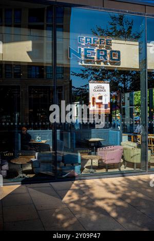 Caffe Nero - Cafe Nero - Caffè Nero - Large Caffe Nero Coffee Shop at Cambridge Railway Station. Cambridge UK. Stock Photo