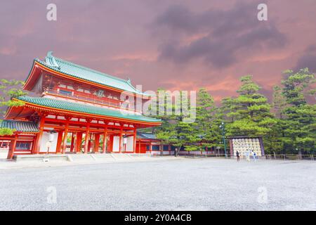 Angled red Tower Gate, Ro-Mon at the main outer chinowa-kuguri decorated entrance of Heian Jingu Shinto Shrine at evening sunset in Kyoto, Japan, Asia Stock Photo