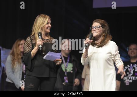 Bonn, Germany. 20th Oct 2017. Margot Kidder (* 1948), US actress, Superman, entering the stage at the opening ceremony of FearCon, a horror fan conven Stock Photo