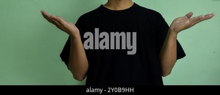 Puzzled confused young man, shrug shoulders, looking questioningly at the camera Stock Photo