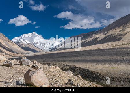 Mount Everest and stacked Mani stones near the north side of Everest base camp in the Qomolangma National Nature Reserve in Tibet Stock Photo