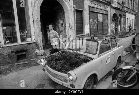 Germany, Berlin, 26 June 1991, planted Trabi in front of a squatted house in Tucholskystrasse (Zosch), Europe Stock Photo