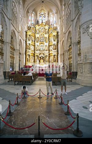 Visitors at the tomb of El Cid in the Cathedral of Santa Maria of Burgos, behind the main altar made of gold leaf, historic centre, province of Burgos Stock Photo