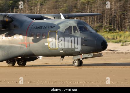 French CASA CN-235-300 landing on Pembrey Sands Stock Photo