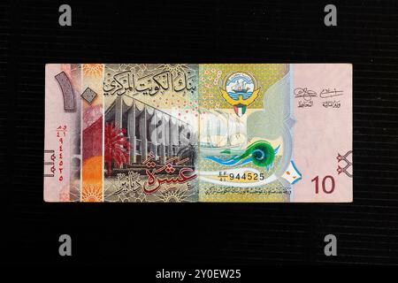 Kuwait 10 dinar banknote featuring the national assembly of Kuwait, a sambuk dhow ship (sixth series) Stock Photo