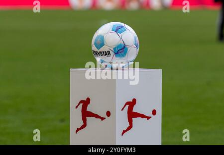 Symbolfoto / Symbolbild, Spielball auf Podest mit Logo der Fussball-Bundesliga, Ball mit Aufschrift Derbystar. GER, FC Bayern Muenchen gegen SC Freiburg Fussball, Bundesliga, 2. Spieltag, Spielzeit 2024/2025, 01.09.2024. (DFL DFB REGULATIONS PROHIBIT ANY USE OF PHOTOGRAPHS as IMAGE SEQUENCES and or QUASI-VIDEO). Foto: Eibner-Pressefoto/Heike Feiner Stock Photo