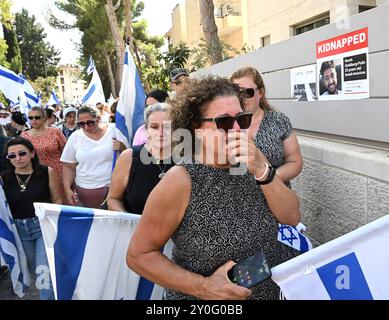 Jerusalem, Israel. 02nd Sep, 2024. A woman weeps on the street as the family of murdered American-Israeli hostage Hersh Goldberg-Polin's family drives to his funeral in Jerusalem, on Monday, September 2, 2024. Photo by Debbie Hill/ Credit: UPI/Alamy Live News Stock Photo