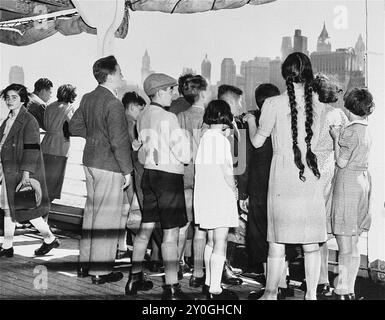 Jewish refugee children are shown on the deck of the SS President Harding looking out at the lower New York skyline. The ship carried 50 children who ranged in age from 5 to 15 and went to an estate in Philadelphia to await their parents who were still abroad. The photo is dated 3rd June 1939 Stock Photo