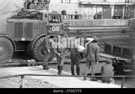 Abzug der Sowjetarmee aus der DDR 01.06.1992,Chemnitz,Militaer,Russenabzug, Abzug der letzten russischen Soldaten aus Chemnitz, Kaserne Leninstrasse. In Chemnitz waren über 5000 Soldaten mit Technik in der Kaserne an der Leninstaße stationiert, die Kaserne der Sowjetarmee wurde geräumt, Bahnwaggons voller Militärfahrzeuge BRD *** Withdrawal of the Soviet Army from the GDR 01 06 1992,Chemnitz,Military,Russian withdrawal, withdrawal of the last Russian soldiers from Chemnitz, Leninstrasse barracks In Chemnitz over 5000 soldiers with equipment were stationed in the barracks on Leninstrasse, the S Stock Photo