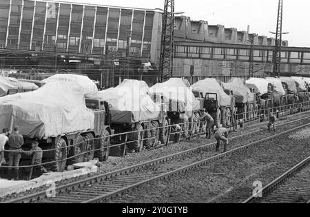 Abzug der Sowjetarmee aus der DDR 01.06.1992,Chemnitz,Militaer,Russenabzug, Abzug der letzten russischen Soldaten aus Chemnitz, Kaserne Leninstrasse. In Chemnitz waren über 5000 Soldaten mit Technik in der Kaserne an der Leninstaße stationiert, die Kaserne der Sowjetarmee wurde geräumt, Bahnwaggons voller Militärfahrzeuge BRD *** Withdrawal of the Soviet Army from the GDR 01 06 1992,Chemnitz,Military,Russian withdrawal, withdrawal of the last Russian soldiers from Chemnitz, Leninstrasse barracks In Chemnitz over 5000 soldiers with equipment were stationed in the barracks on Leninstrasse, the S Stock Photo