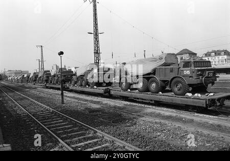 Abzug der Sowjetarmee aus der DDR 01.06.1992,Chemnitz,Militaer,Russenabzug, Abzug der letzten russischen Soldaten aus Chemnitz, Kaserne Leninstrasse. In Chemnitz waren über 5000 Soldaten mit Technik in der Kaserne an der Leninstaße stationiert, die Kaserne der Sowjetarmee wurde geräumt, Bahnwaggons voller Militärfahrzeuge BRD *** Withdrawal of the Soviet Army from the GDR 01 06 1992,Chemnitz,Military,Russian withdrawal, withdrawal of the last Russian soldiers from Chemnitz, Leninstrasse barracks In Chemnitz over 5000 soldiers with equipment were stationed in the barracks on Leninstrasse, the S Stock Photo