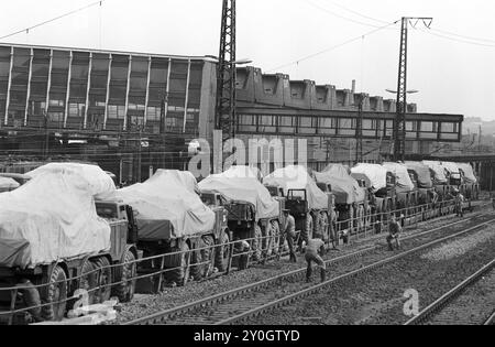 Abzug der Sowjetarmee aus der DDR 01.06.1992,Chemnitz,Militaer,Russenabzug, Abzug der letzten russischen Soldaten aus Chemnitz, Kaserne Leninstrasse. In Chemnitz waren über 5000 Soldaten mit Technik in der Kaserne an der Leninstaße stationiert, die Kaserne der Sowjetarmee wurde geräumt, Bahnwaggons voller Militärfahrzeuge BRD *** Withdrawal of the Soviet Army from the GDR 01 06 1992,Chemnitz,Military,Russian withdrawal, withdrawal of the last Russian soldiers from Chemnitz, Leninstrasse barracks In Chemnitz over 5000 soldiers with equipment were stationed in the barracks on Leninstrasse, the S Stock Photo