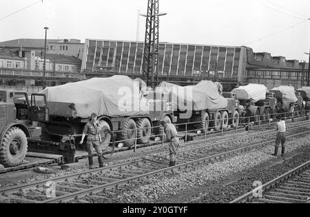 Abzug der Sowjetarmee aus der DDR 01.06.1992,Chemnitz,Militaer,Russenabzug, Abzug der letzten russischen Soldaten aus Chemnitz, Kaserne Leninstrasse. In Chemnitz waren über 5000 Soldaten mit Technik in der Kaserne an der Leninstaße stationiert, die Kaserne der Sowjetarmee wurde geräumt, Bahnwaggons voller Militärfahrzeuge BRD *** Withdrawal of the Soviet Army from the GDR 01 06 1992,Chemnitz,Military,Russian withdrawal, withdrawal of the last Russian soldiers from Chemnitz, Leninstrasse barracks In Chemnitz over 5000 soldiers with equipment were stationed in the barracks on Leninstrasse, the S Stock Photo