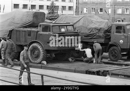 Abzug der Sowjetarmee aus der DDR 01.06.1992,Chemnitz,Militaer,Russenabzug, Abzug der letzten russischen Soldaten aus Chemnitz, Kaserne Leninstrasse. In Chemnitz waren über 5000 Soldaten mit Technik in der Kaserne an der Leninstaße stationiert, die Kaserne der Sowjetarmee wurde geräumt, Bahnwaggons voller Militärfahrzeuge BRD *** Withdrawal of the Soviet Army from the GDR 01 06 1992,Chemnitz,Military,Russian withdrawal, withdrawal of the last Russian soldiers from Chemnitz, Leninstrasse barracks In Chemnitz over 5000 soldiers with equipment were stationed in the barracks on Leninstrasse, the S Stock Photo