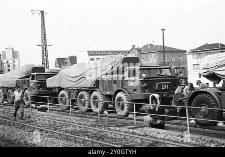 Abzug der Sowjetarmee aus der DDR 01.06.1992,Chemnitz,Militaer,Russenabzug, Abzug der letzten russischen Soldaten aus Chemnitz, Kaserne Leninstrasse. In Chemnitz waren über 5000 Soldaten mit Technik in der Kaserne an der Leninstaße stationiert, die Kaserne der Sowjetarmee wurde geräumt, Bahnwaggons voller Militärfahrzeuge BRD *** Withdrawal of the Soviet Army from the GDR 01 06 1992,Chemnitz,Military,Russian withdrawal, withdrawal of the last Russian soldiers from Chemnitz, Leninstrasse barracks In Chemnitz over 5000 soldiers with equipment were stationed in the barracks on Leninstrasse, the S Stock Photo