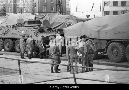 Abzug der Sowjetarmee aus der DDR 01.06.1992,Chemnitz,Militaer,Russenabzug, Abzug der letzten russischen Soldaten aus Chemnitz, Kaserne Leninstrasse. In Chemnitz waren über 5000 Soldaten mit Technik in der Kaserne an der Leninstaße stationiert, die Kaserne der Sowjetarmee wurde geräumt, Bahnwaggons voller Militärfahrzeuge BRD *** Withdrawal of the Soviet Army from the GDR 01 06 1992,Chemnitz,Military,Russian withdrawal, withdrawal of the last Russian soldiers from Chemnitz, Leninstrasse barracks In Chemnitz over 5000 soldiers with equipment were stationed in the barracks on Leninstrasse, the S Stock Photo