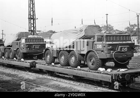 Abzug der Sowjetarmee aus der DDR 01.06.1992,Chemnitz,Militaer,Russenabzug, Abzug der letzten russischen Soldaten aus Chemnitz, Kaserne Leninstrasse. In Chemnitz waren über 5000 Soldaten mit Technik in der Kaserne an der Leninstaße stationiert, die Kaserne der Sowjetarmee wurde geräumt, Bahnwaggons voller Militärfahrzeuge BRD *** Withdrawal of the Soviet Army from the GDR 01 06 1992,Chemnitz,Military,Russian withdrawal, withdrawal of the last Russian soldiers from Chemnitz, Leninstrasse barracks In Chemnitz over 5000 soldiers with equipment were stationed in the barracks on Leninstrasse, the S Stock Photo