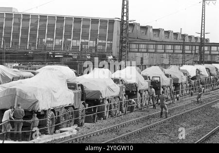 Abzug der Sowjetarmee aus der DDR 01.06.1992,Chemnitz,Militaer,Russenabzug, Abzug der letzten russischen Soldaten aus Chemnitz, Kaserne Leninstrasse. In Chemnitz waren über 5000 Soldaten mit Technik in der Kaserne an der Leninstaße stationiert, die Kaserne der Sowjetarmee wurde geräumt, Bahnwaggons voller Militärfahrzeuge BRD *** Withdrawal of the Soviet Army from the GDR 01 06 1992,Chemnitz,Military,Russian withdrawal, withdrawal of the last Russian soldiers from Chemnitz, Leninstrasse barracks In Chemnitz over 5000 soldiers with equipment were stationed in the barracks on Leninstrasse, the S Stock Photo