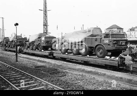 Abzug der Sowjetarmee aus der DDR 01.06.1992,Chemnitz,Militaer,Russenabzug, Abzug der letzten russischen Soldaten aus Chemnitz, Kaserne Leninstrasse. In Chemnitz waren über 5000 Soldaten mit Technik in der Kaserne an der Leninstaße stationiert, die Kaserne der Sowjetarmee wurde geräumt, Bahnwaggons voller Militärfahrzeuge BRD *** Withdrawal of the Soviet Army from the GDR 01 06 1992,Chemnitz,Military,Russian withdrawal, withdrawal of the last Russian soldiers from Chemnitz, Leninstrasse barracks In Chemnitz over 5000 soldiers with equipment were stationed in the barracks on Leninstrasse, the S Stock Photo